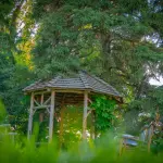 Il fascino senza tempo dei gazebo in legno da giardino