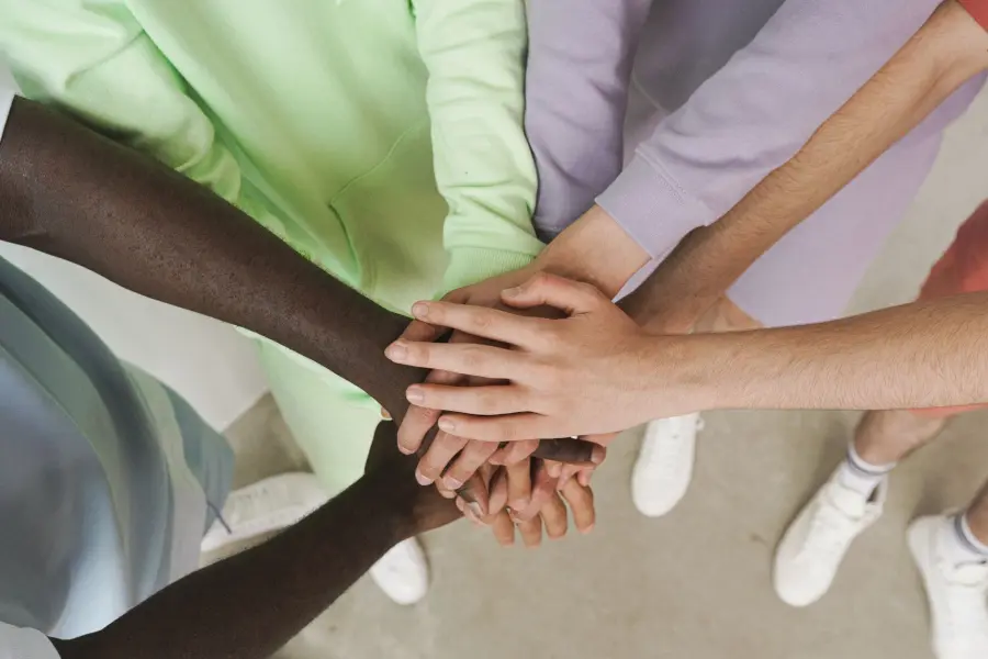 Cis significato: cosa vuol dire e differenza con trans